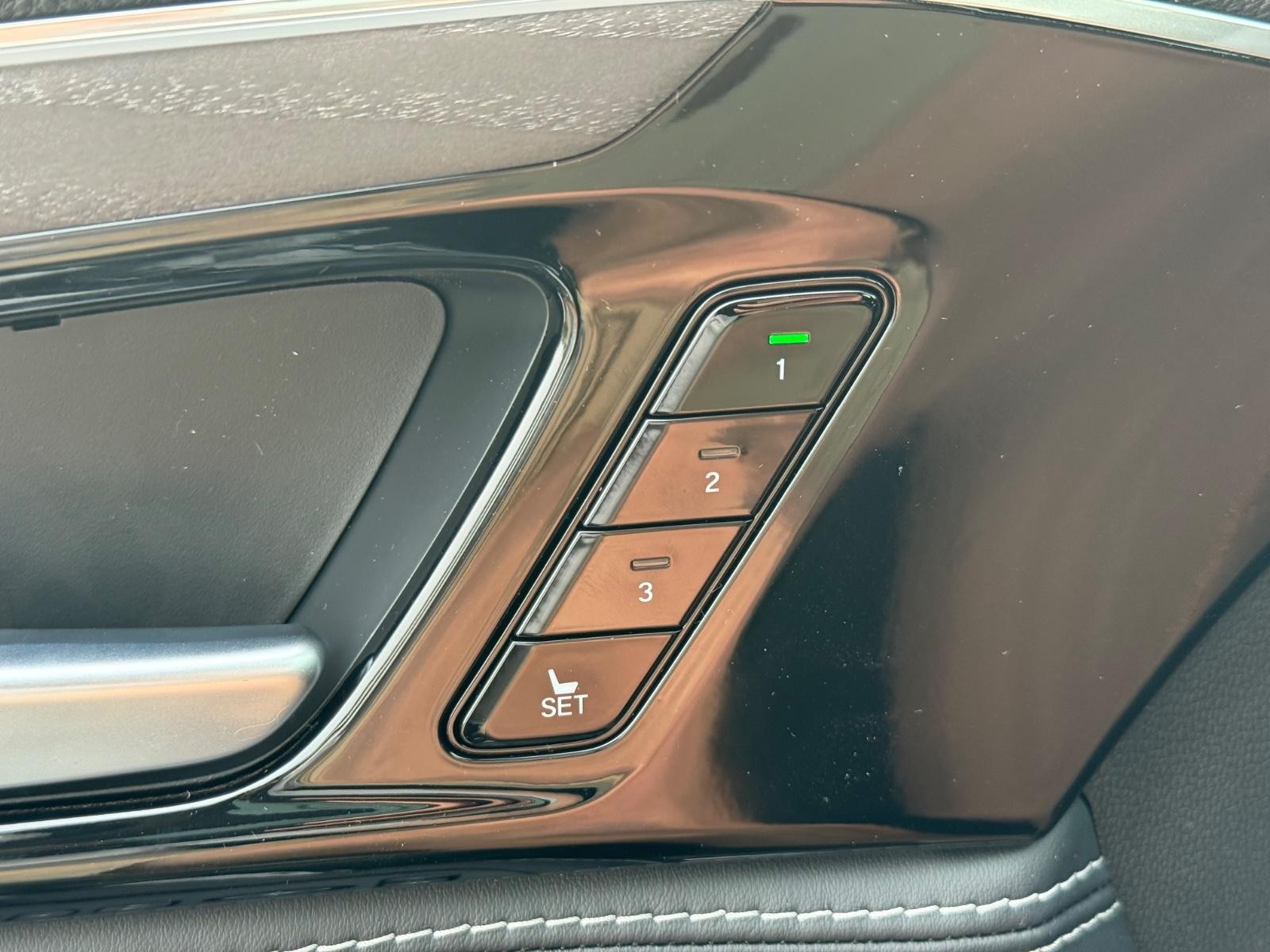 Acura MDX Vehicle Image 16