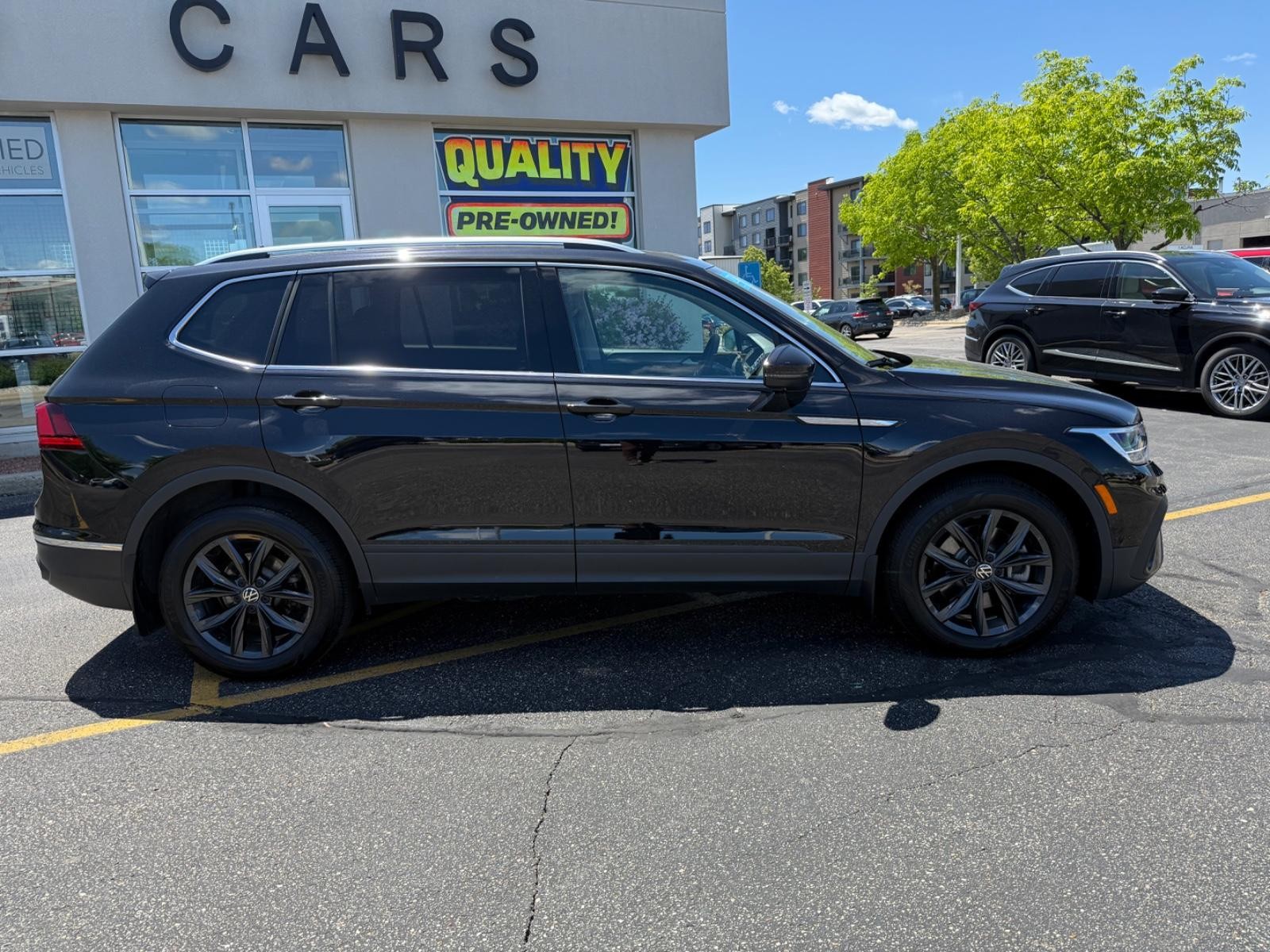 Volkswagen Tiguan Vehicle Image 02