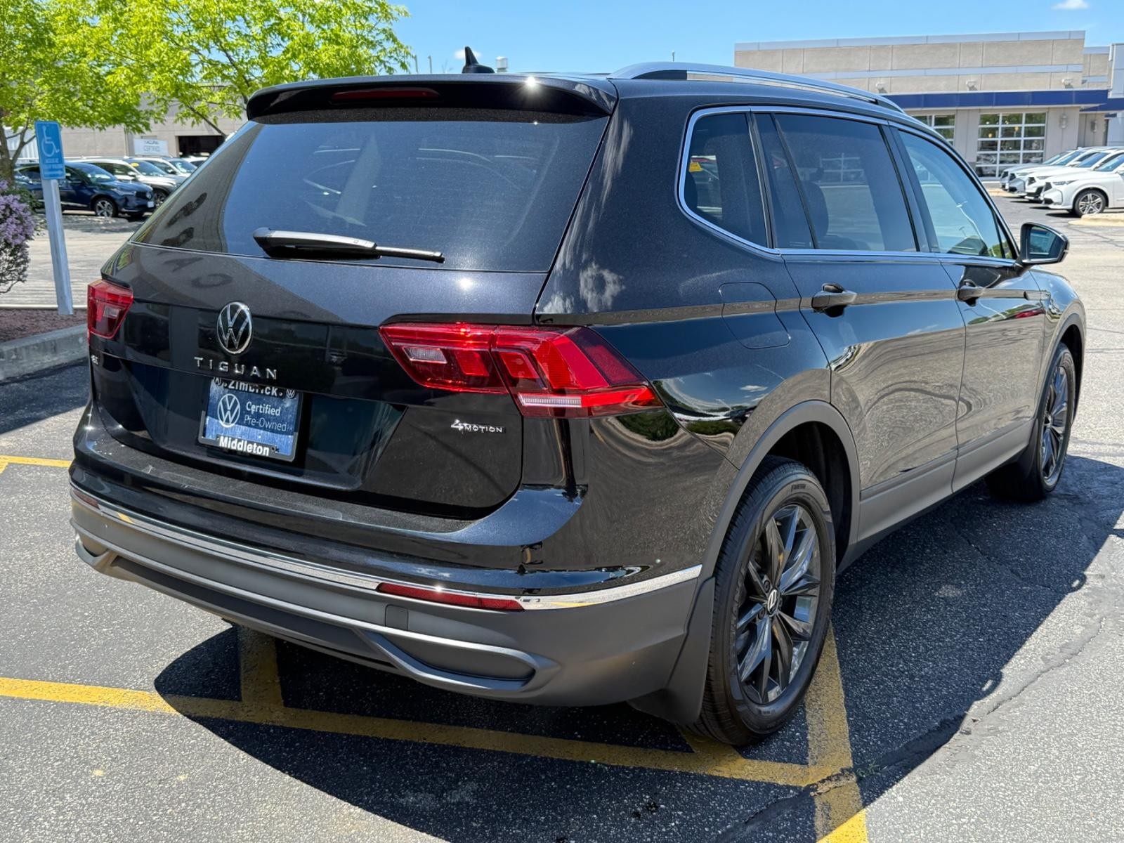 Volkswagen Tiguan Vehicle Image 03