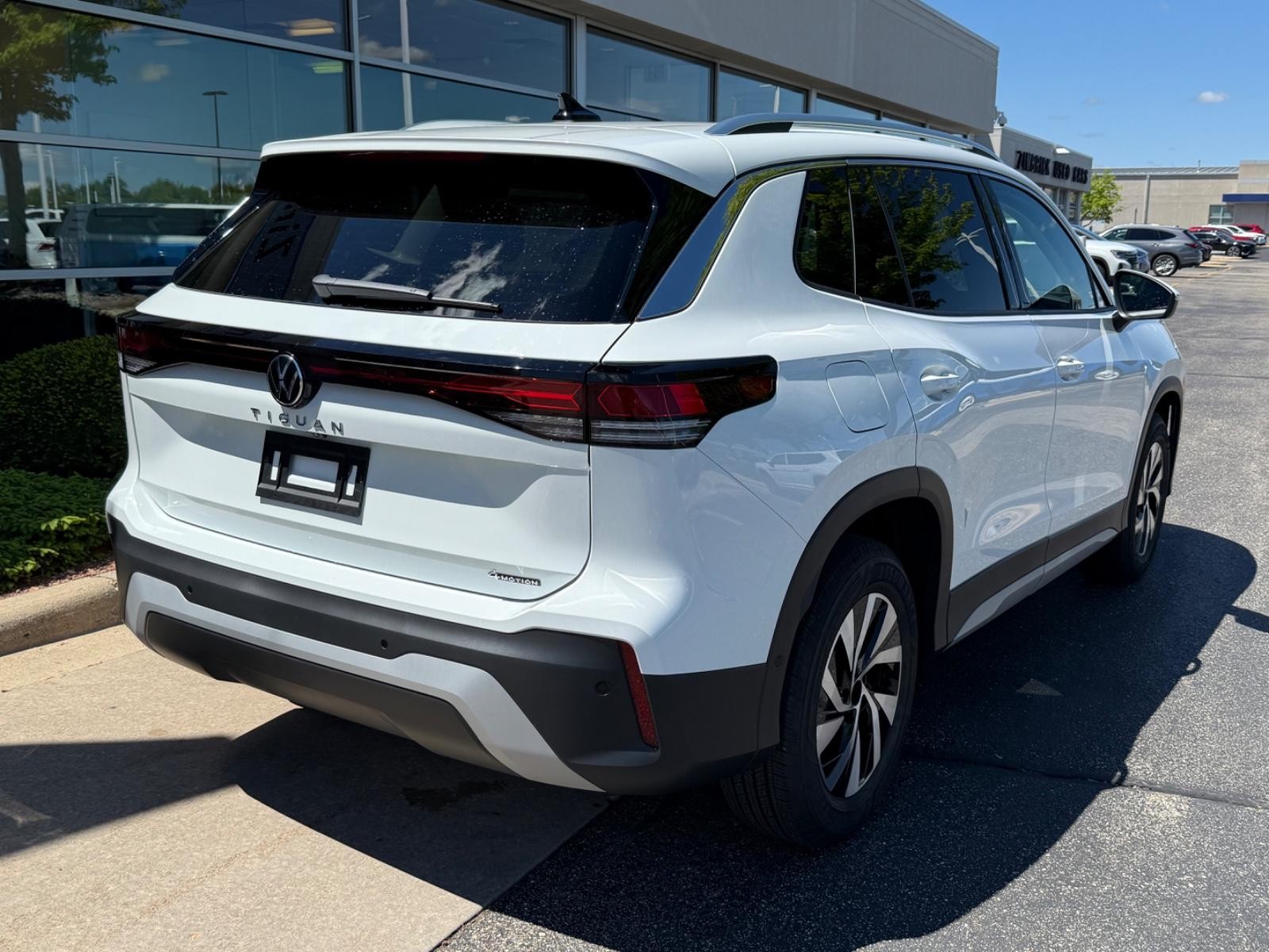 Volkswagen Tiguan Vehicle Image 03
