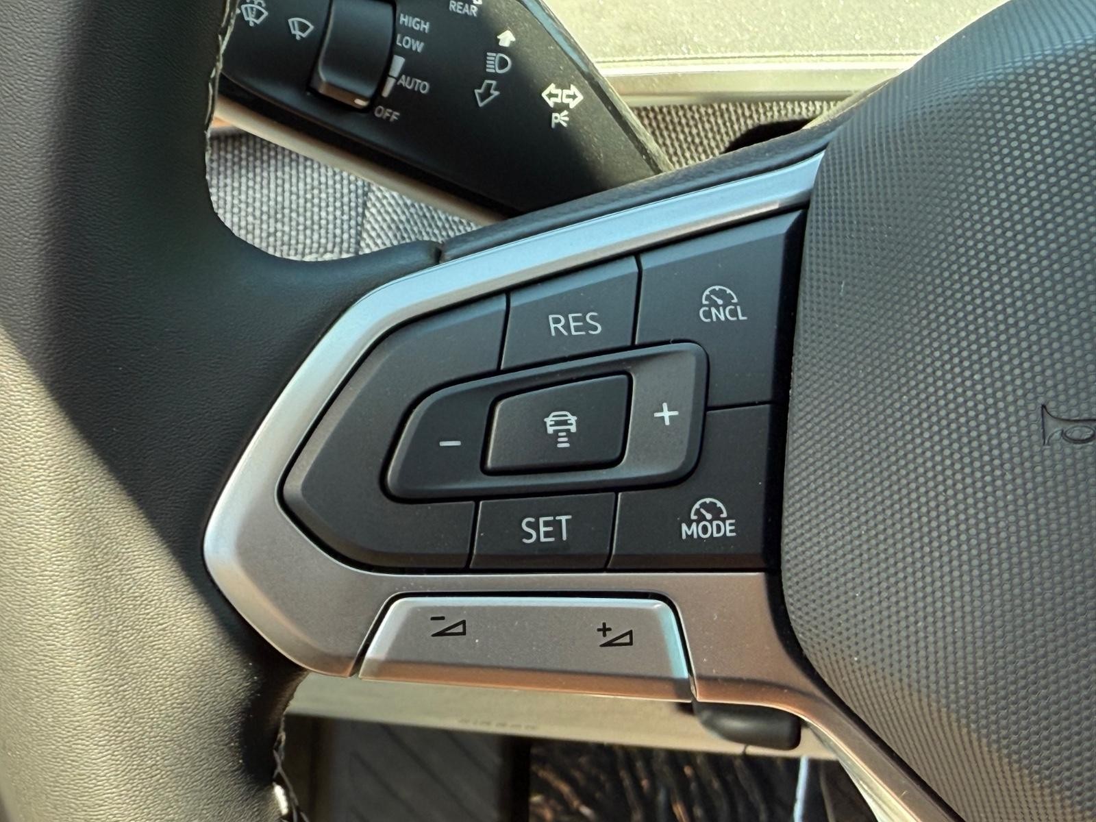 Volkswagen Tiguan Vehicle Image 11
