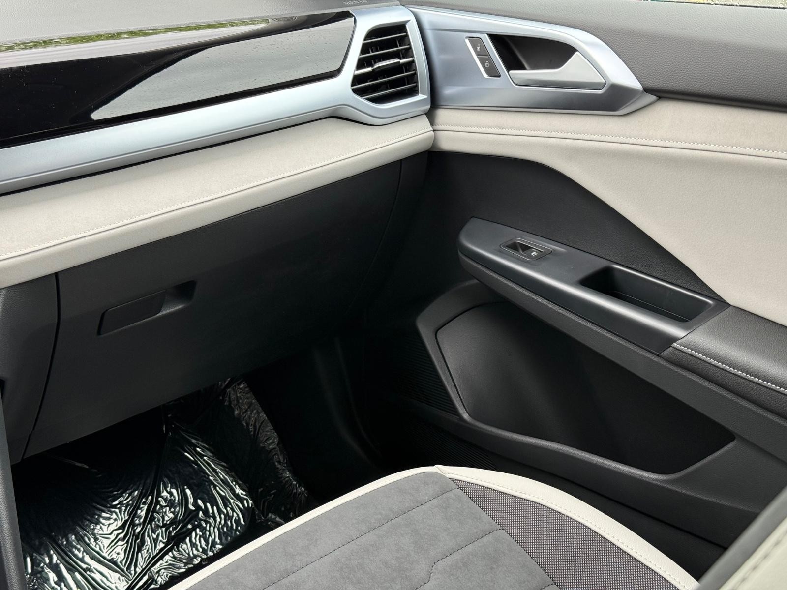 Volkswagen Taos Vehicle Image 10