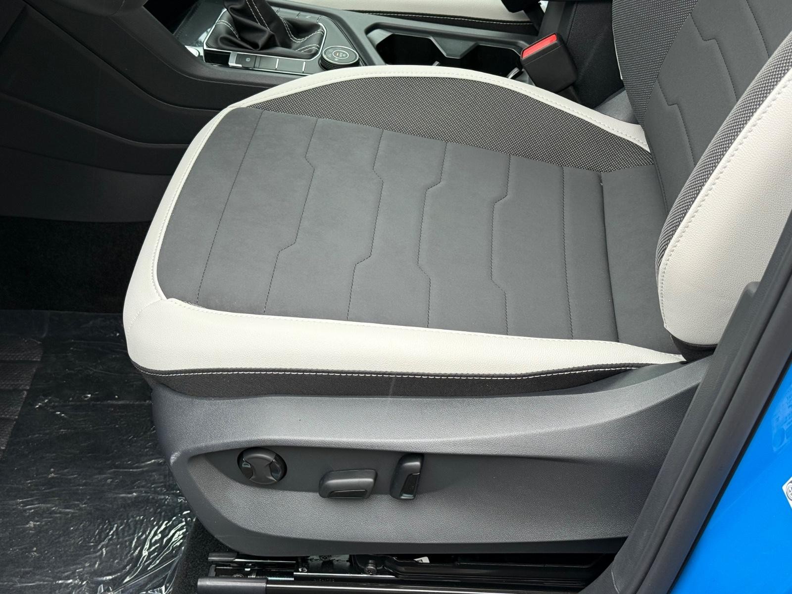 Volkswagen Taos Vehicle Image 16