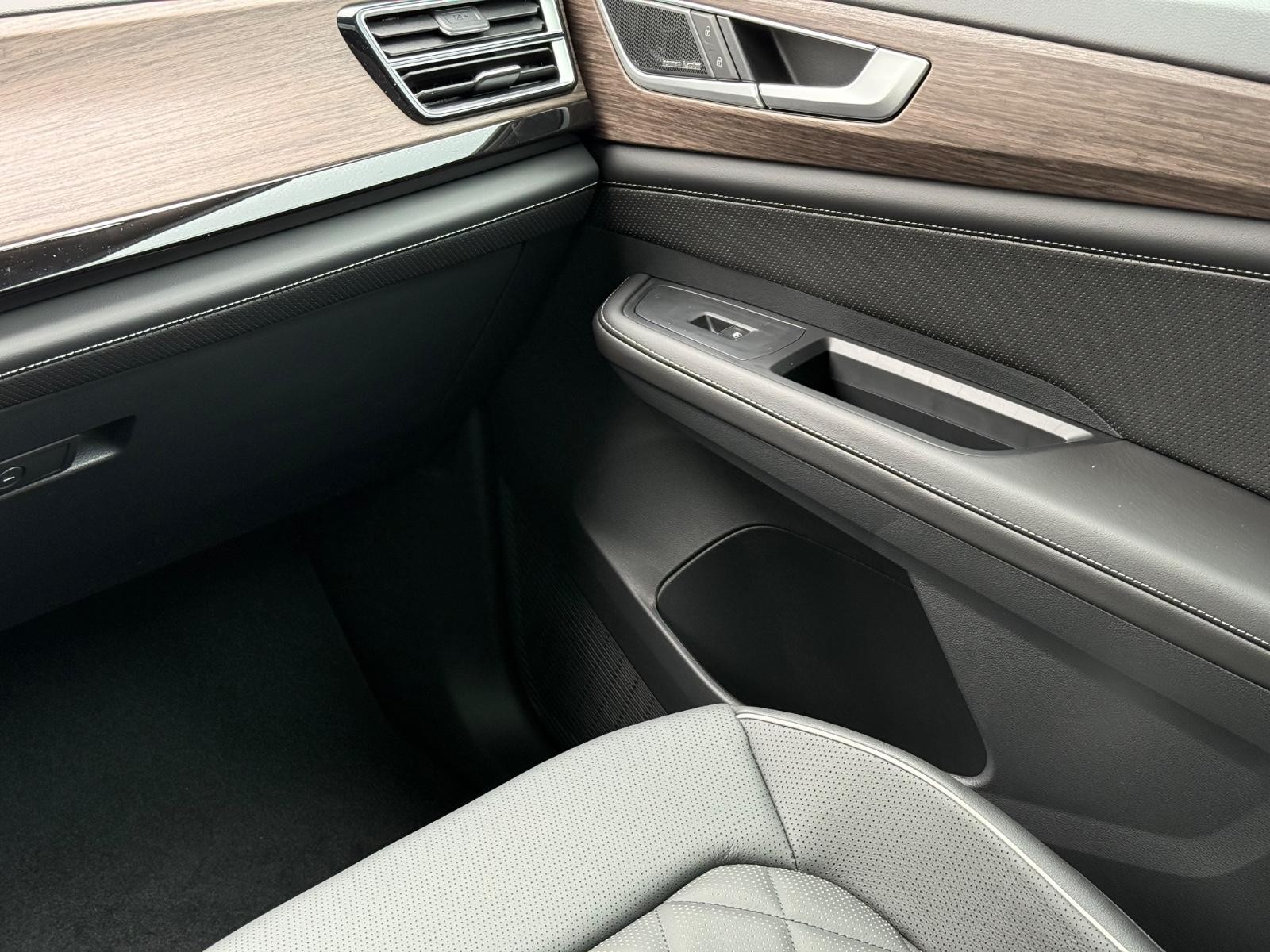 Volkswagen Atlas Vehicle Image 10