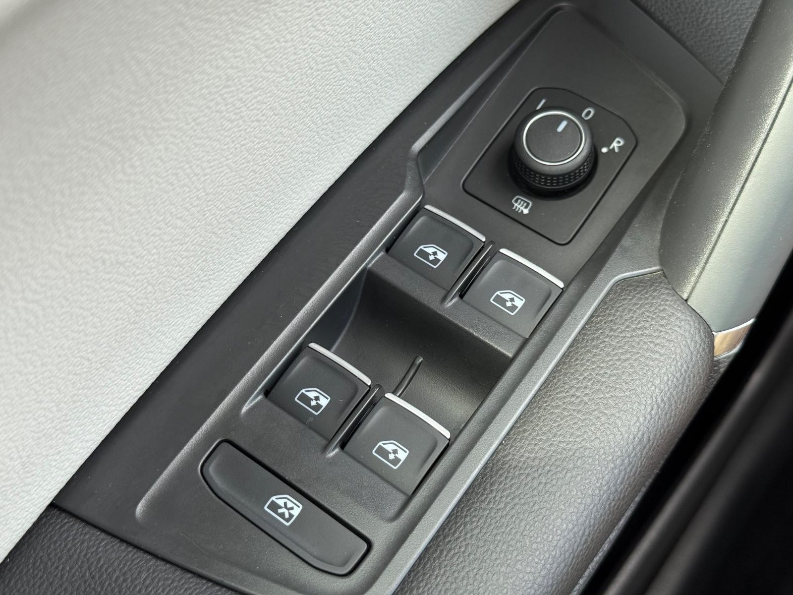 Volkswagen Tiguan Vehicle Image 21