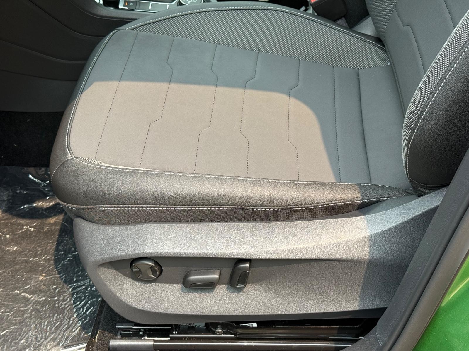 Volkswagen Taos Vehicle Image 16