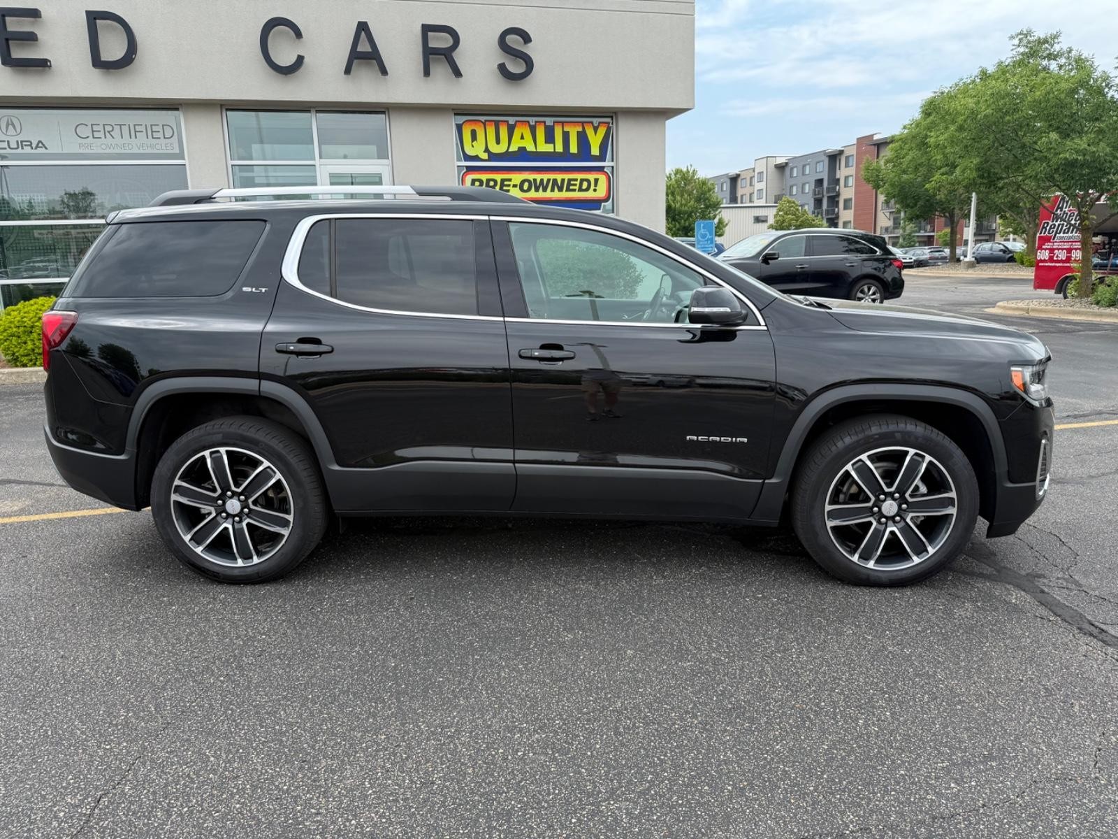 GMC Acadia Vehicle Image 02