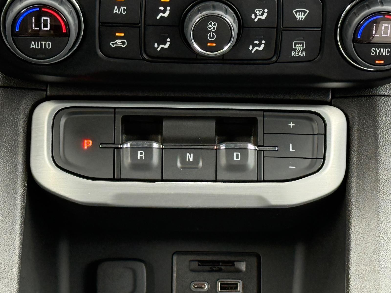 GMC Acadia Vehicle Image 13