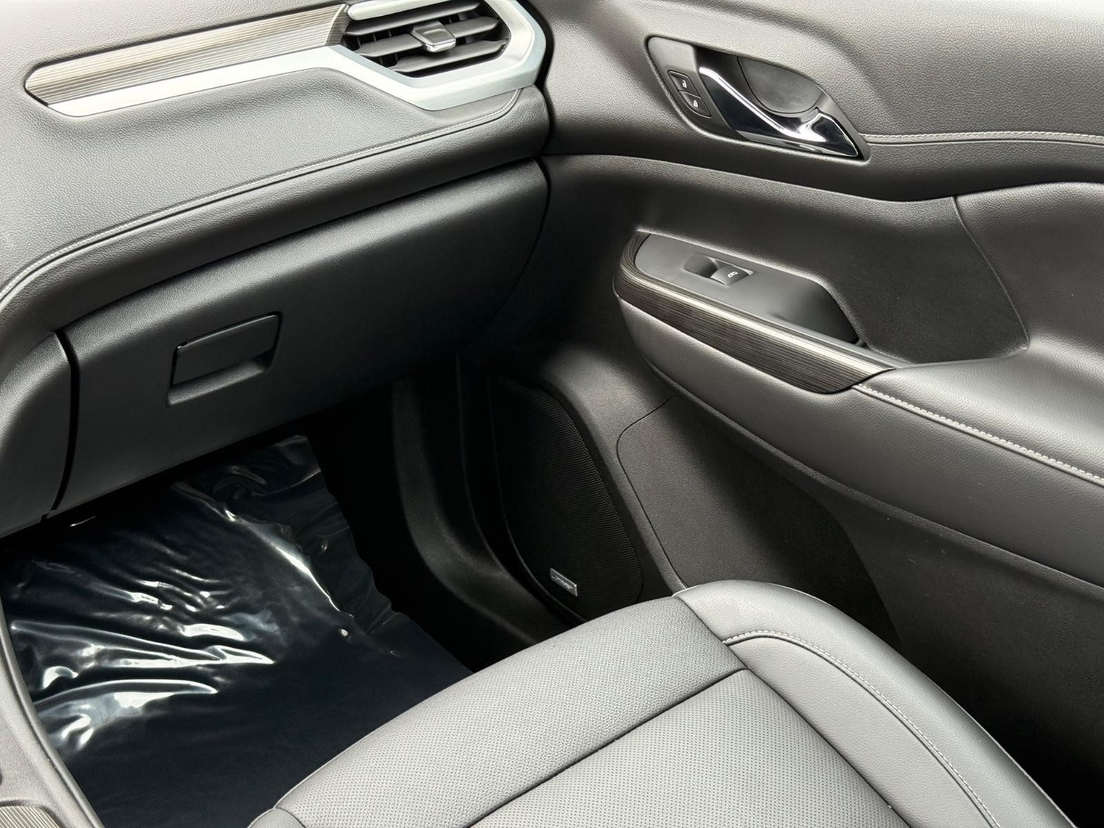 GMC Acadia Vehicle Image 15