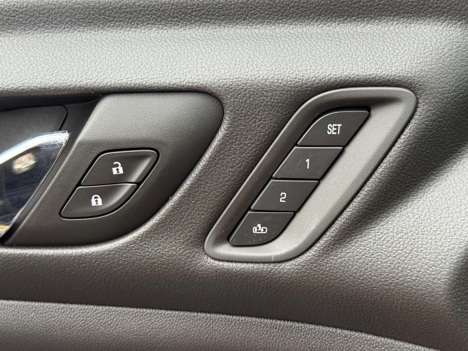 GMC Acadia Vehicle Image 16