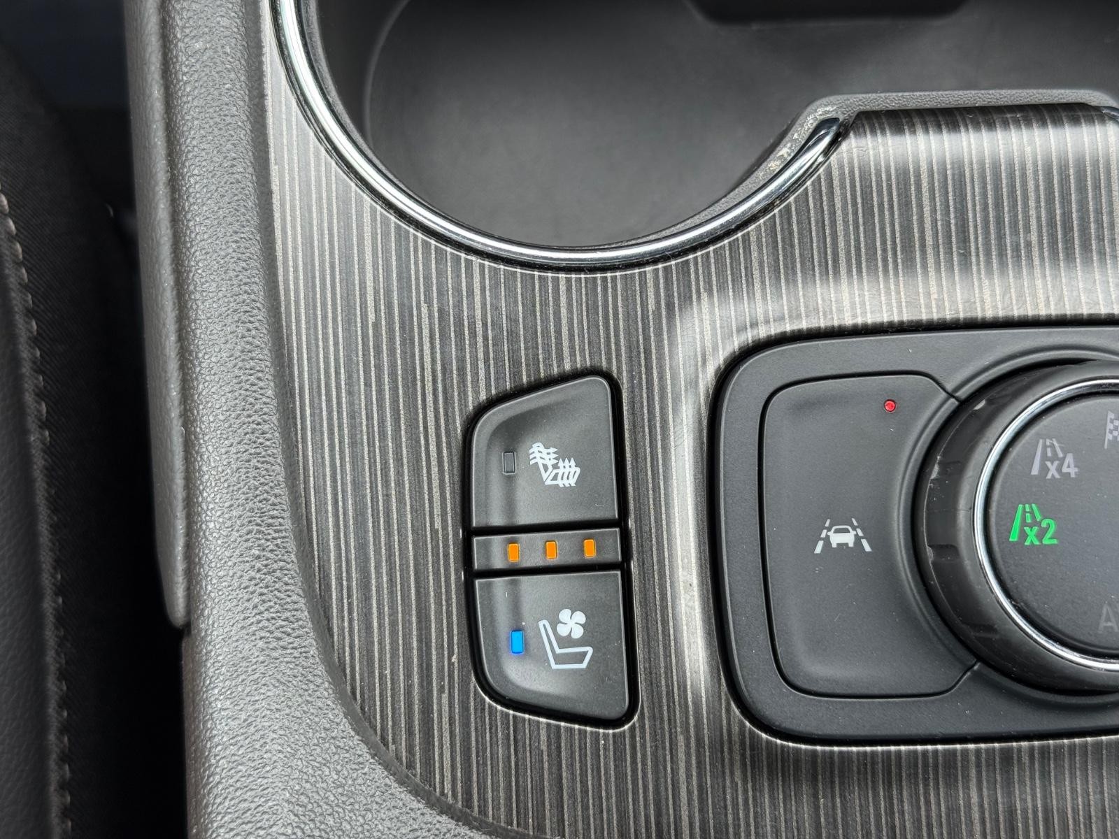 GMC Acadia Vehicle Image 21
