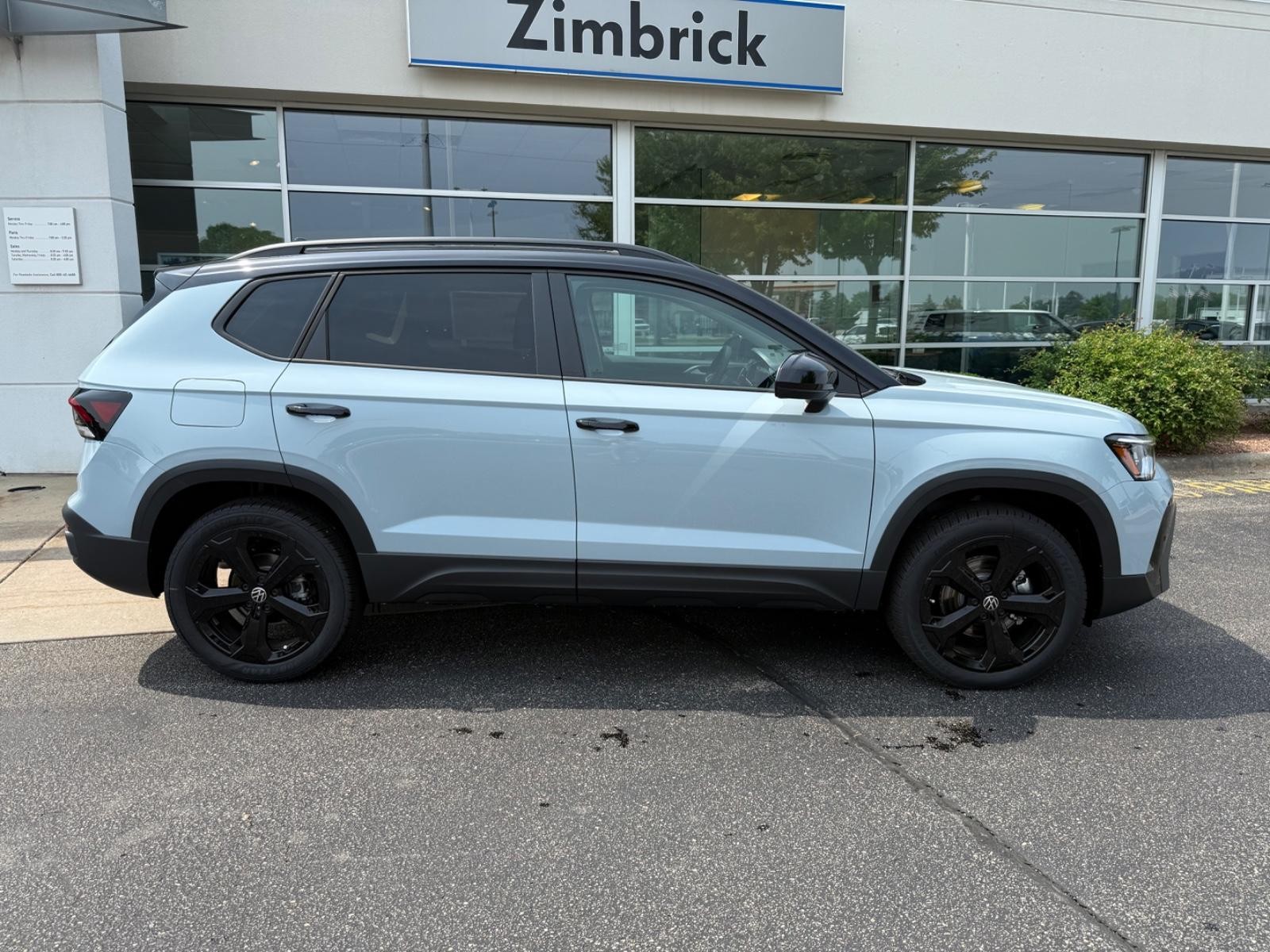 Volkswagen Taos Vehicle Image 02