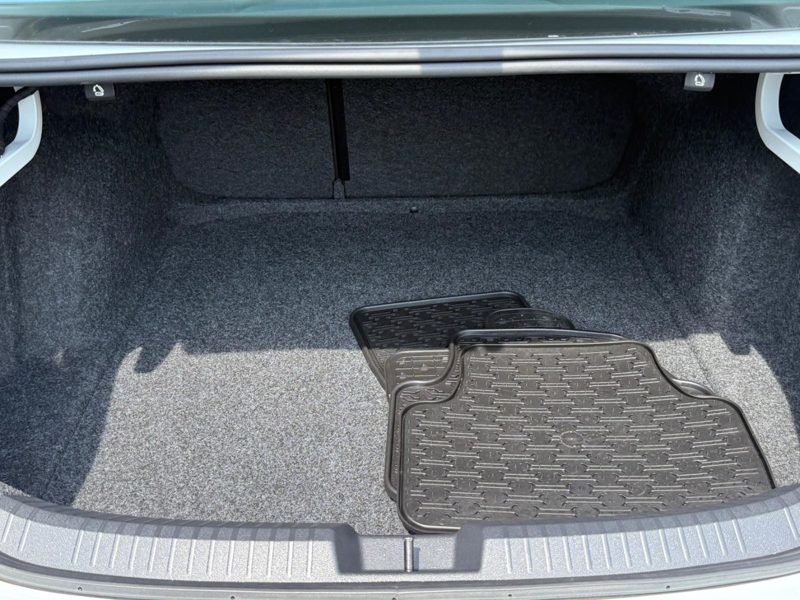 Volkswagen Jetta Vehicle Image 05