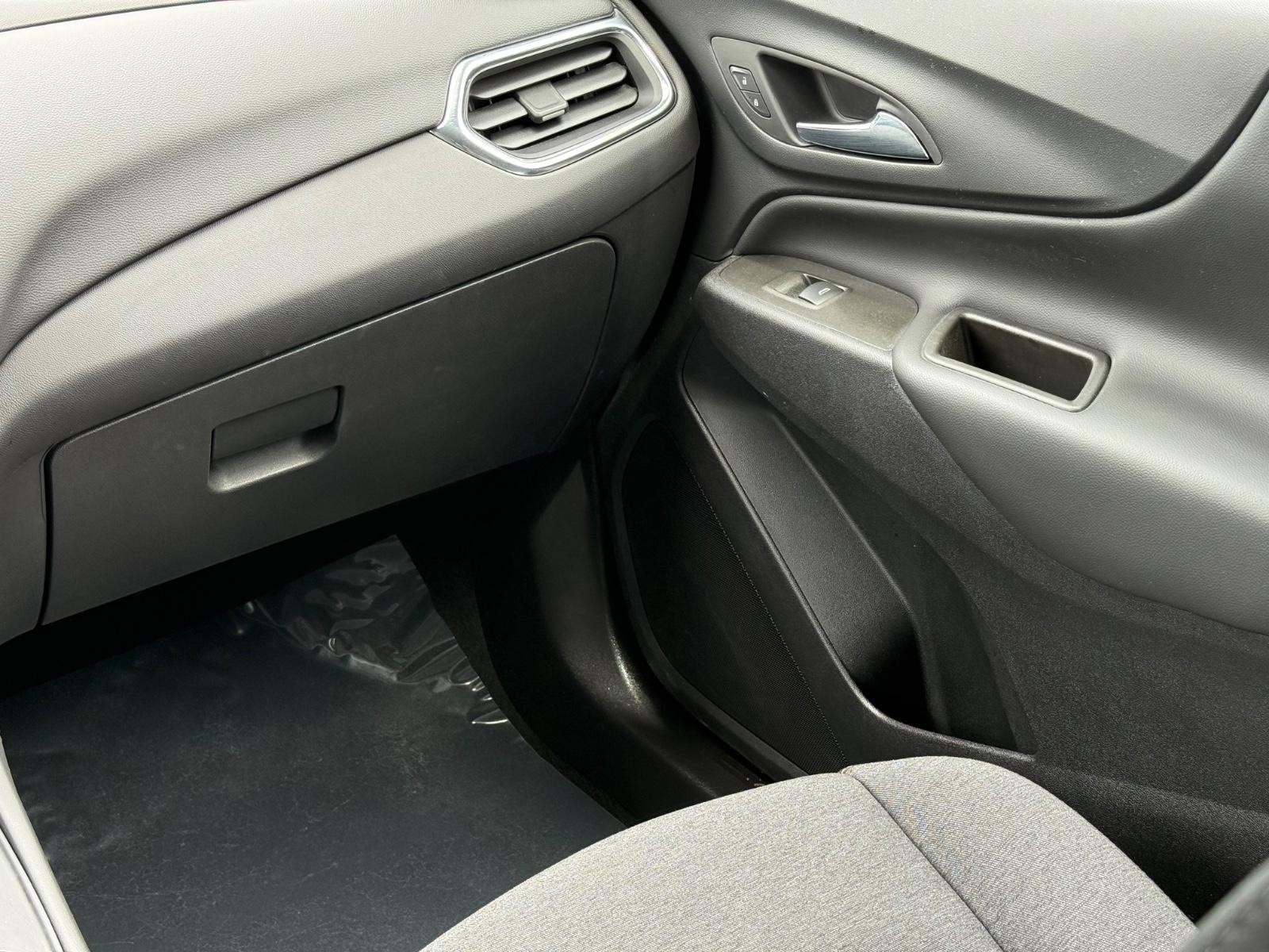 Chevrolet Equinox Vehicle Image 15