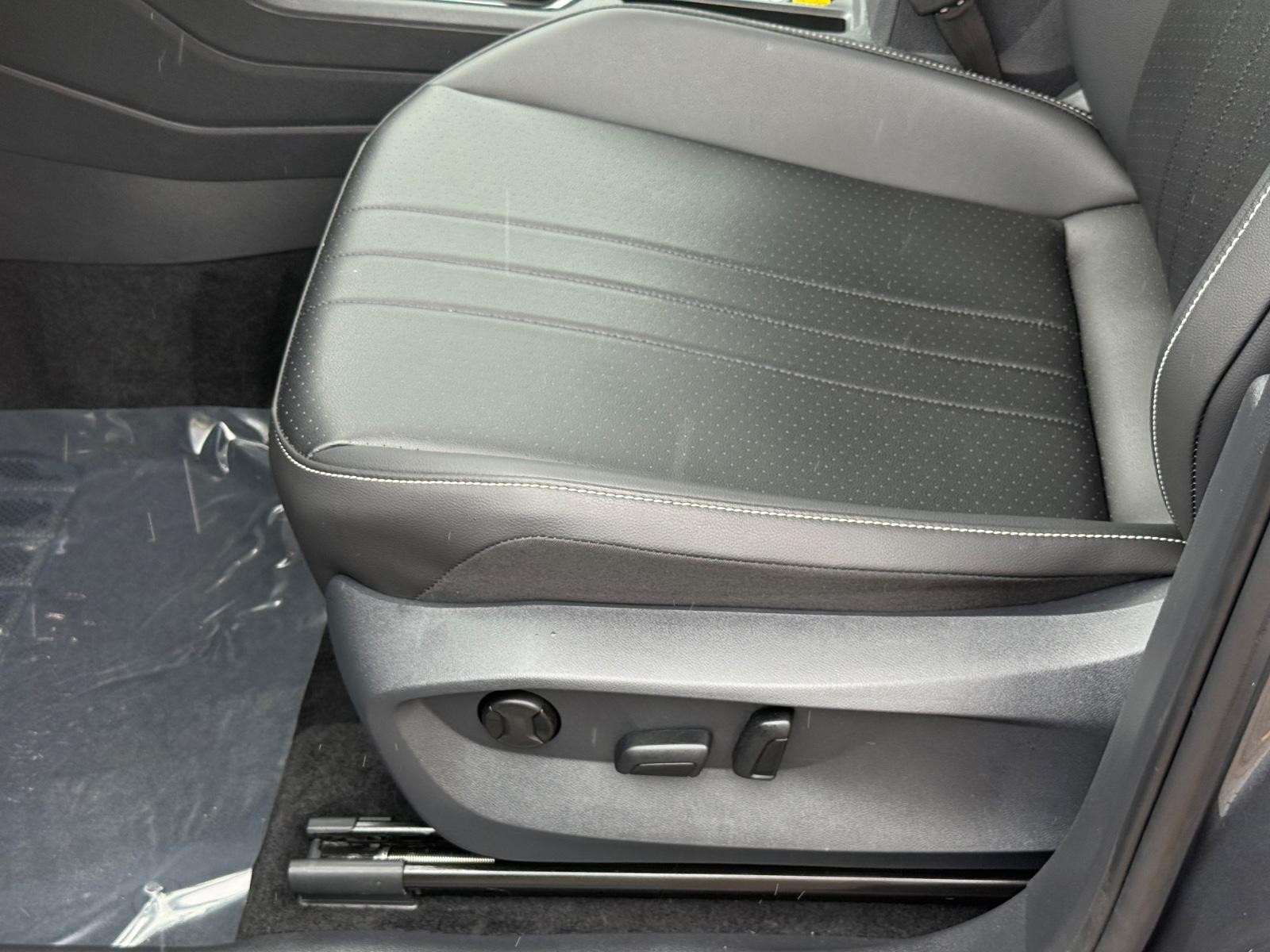 Volkswagen Tiguan Vehicle Image 21