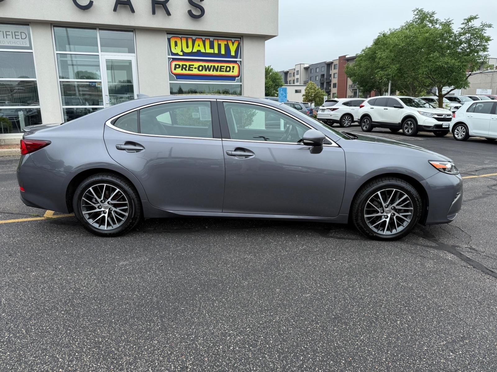 Lexus ES Vehicle Image 02