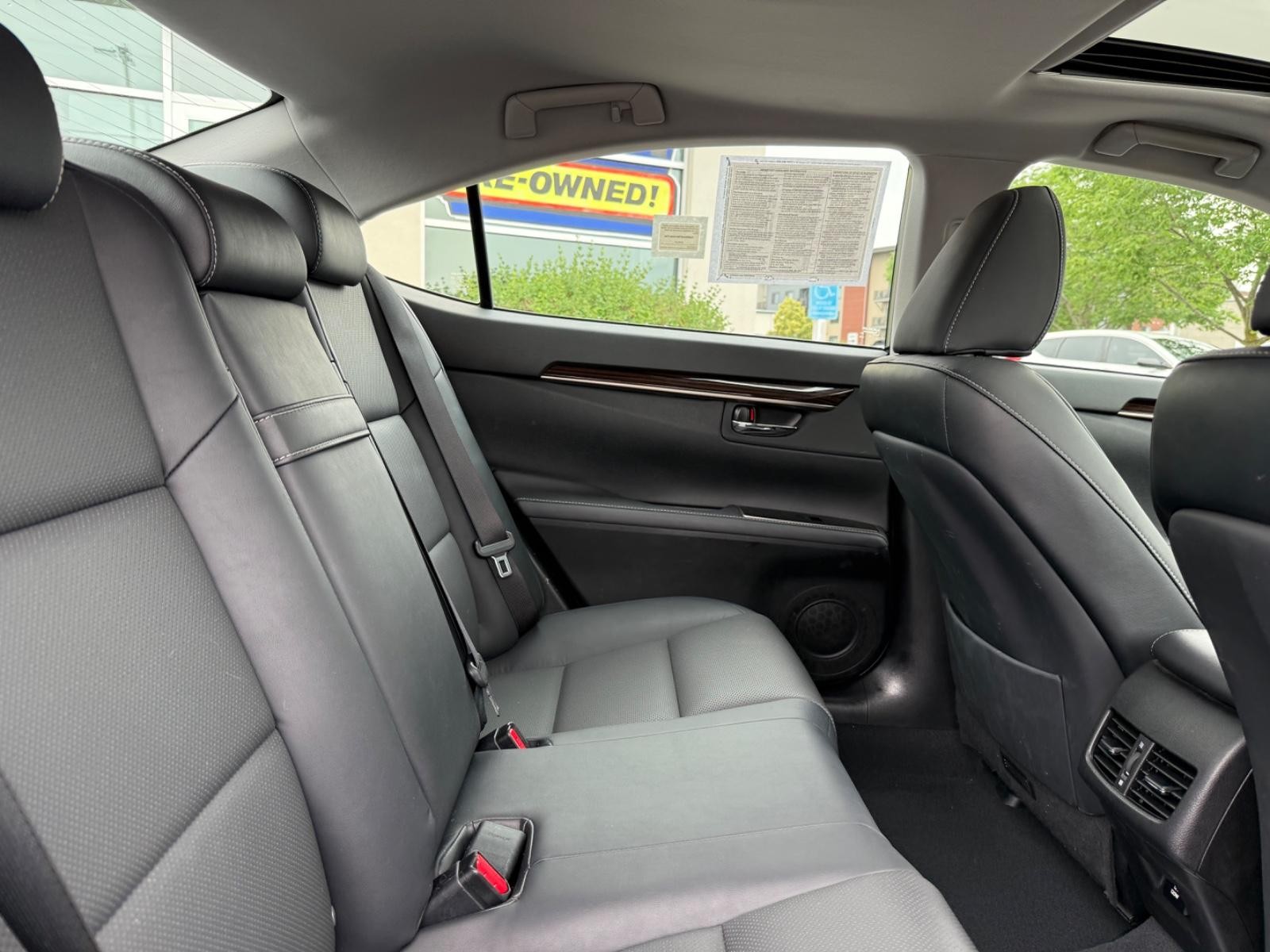 Lexus ES Vehicle Image 10