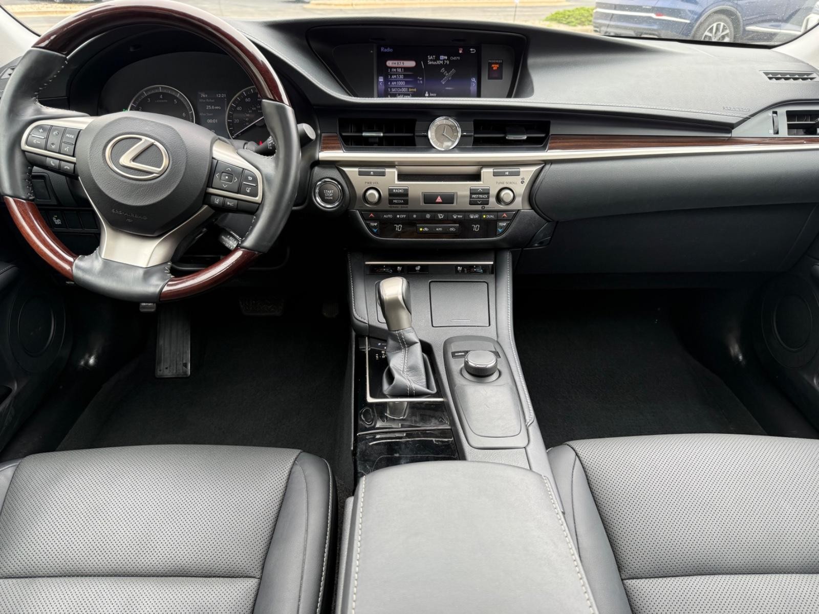 Lexus ES Vehicle Image 11