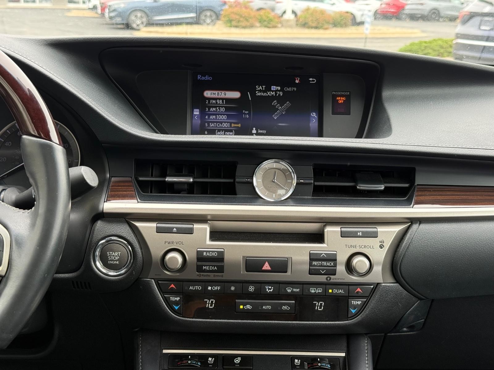 Lexus ES Vehicle Image 12