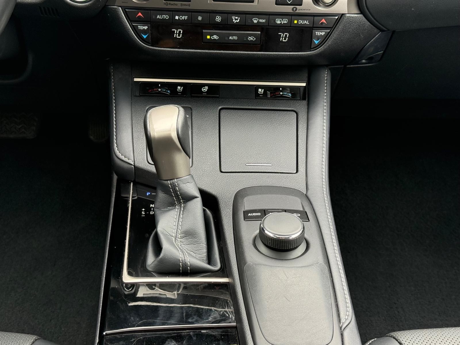 Lexus ES Vehicle Image 13