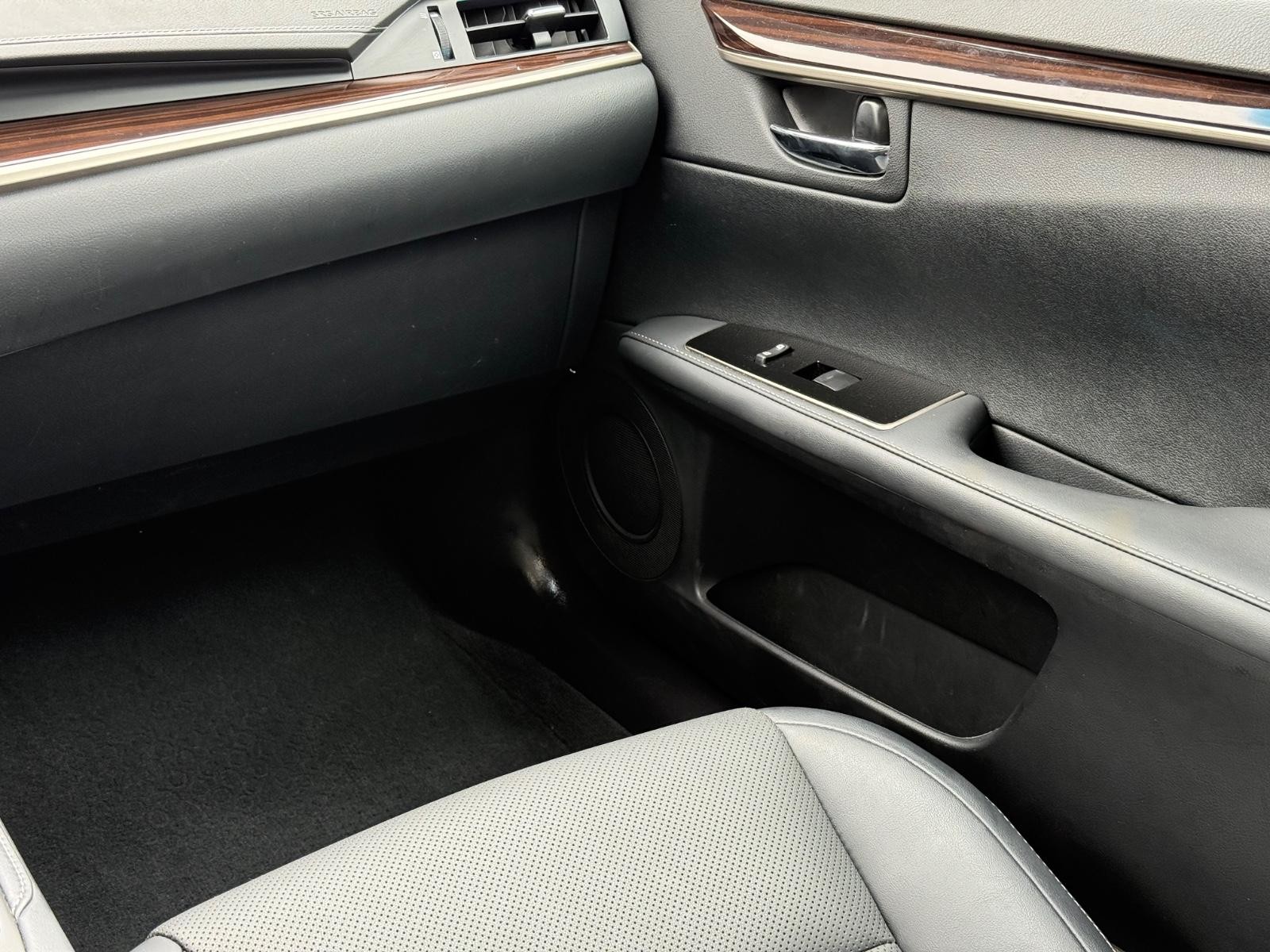 Lexus ES Vehicle Image 15