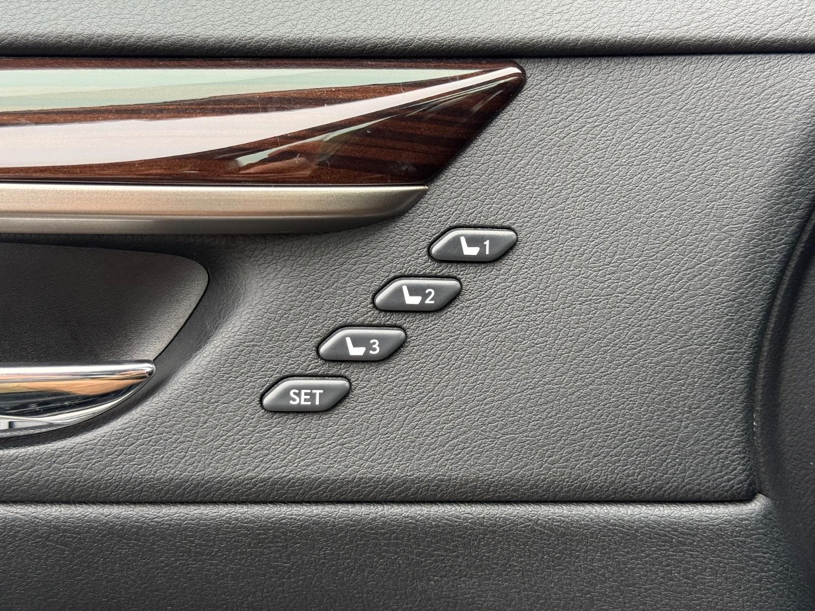 Lexus ES Vehicle Image 16