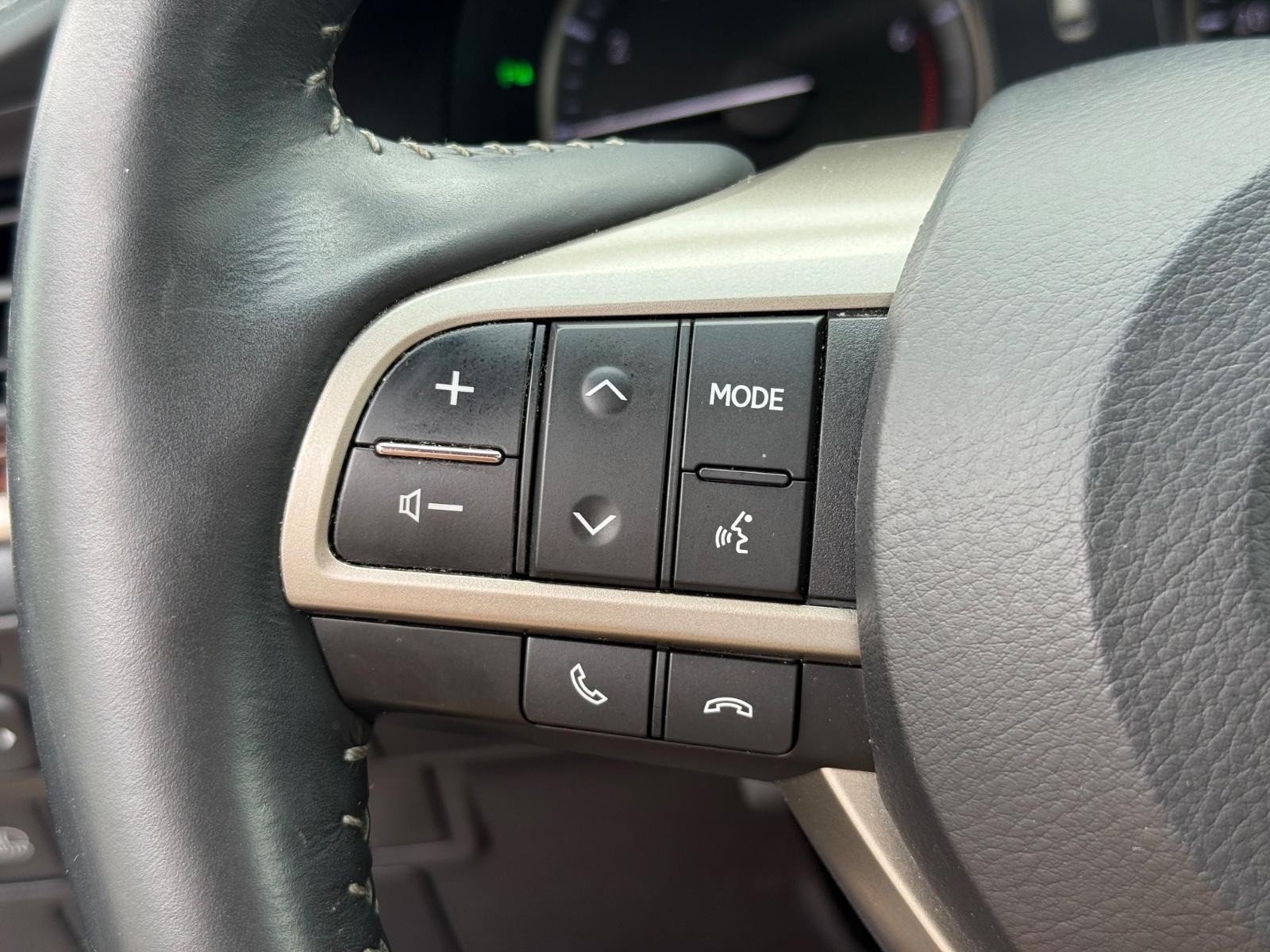 Lexus ES Vehicle Image 17