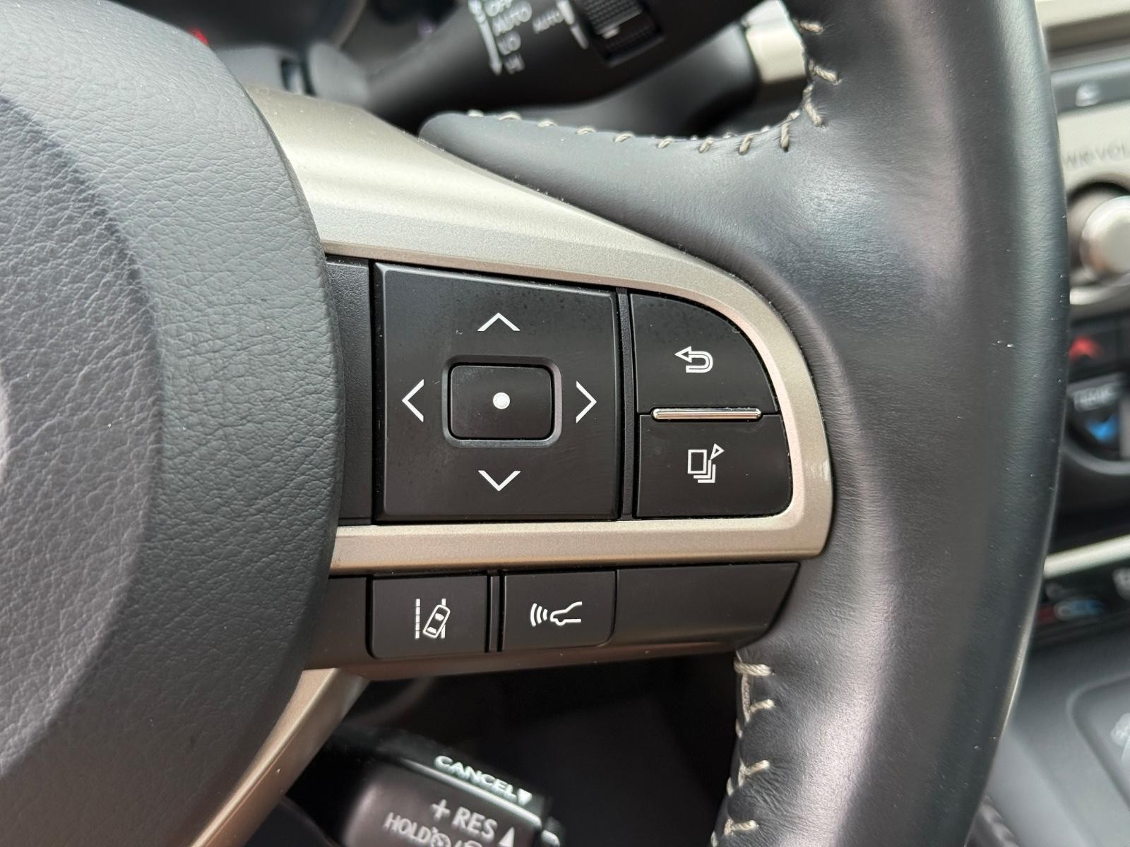 Lexus ES Vehicle Image 18