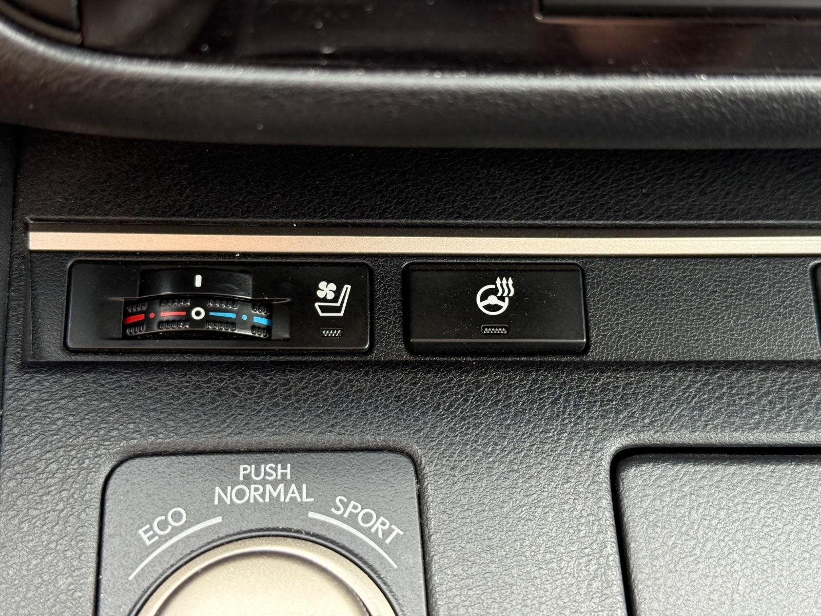 Lexus ES Vehicle Image 21
