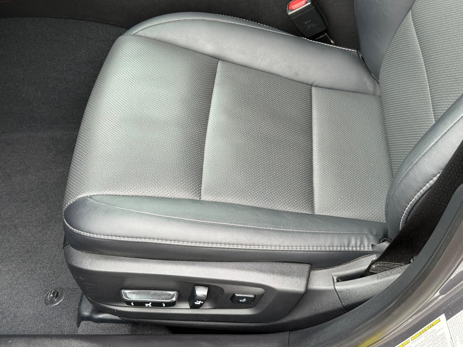 Lexus ES Vehicle Image 23