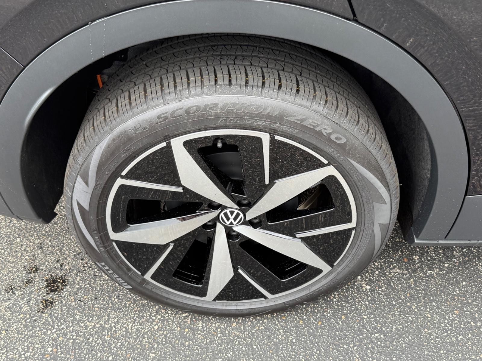 Volkswagen ID.4 Vehicle Image 04