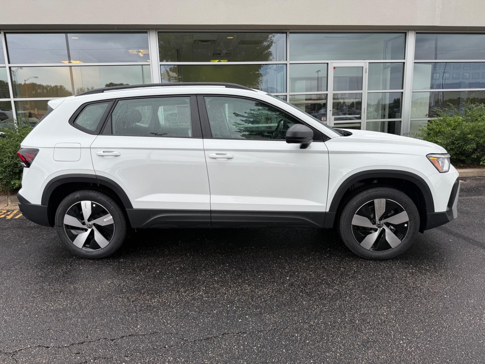 Volkswagen Taos Vehicle Image 02