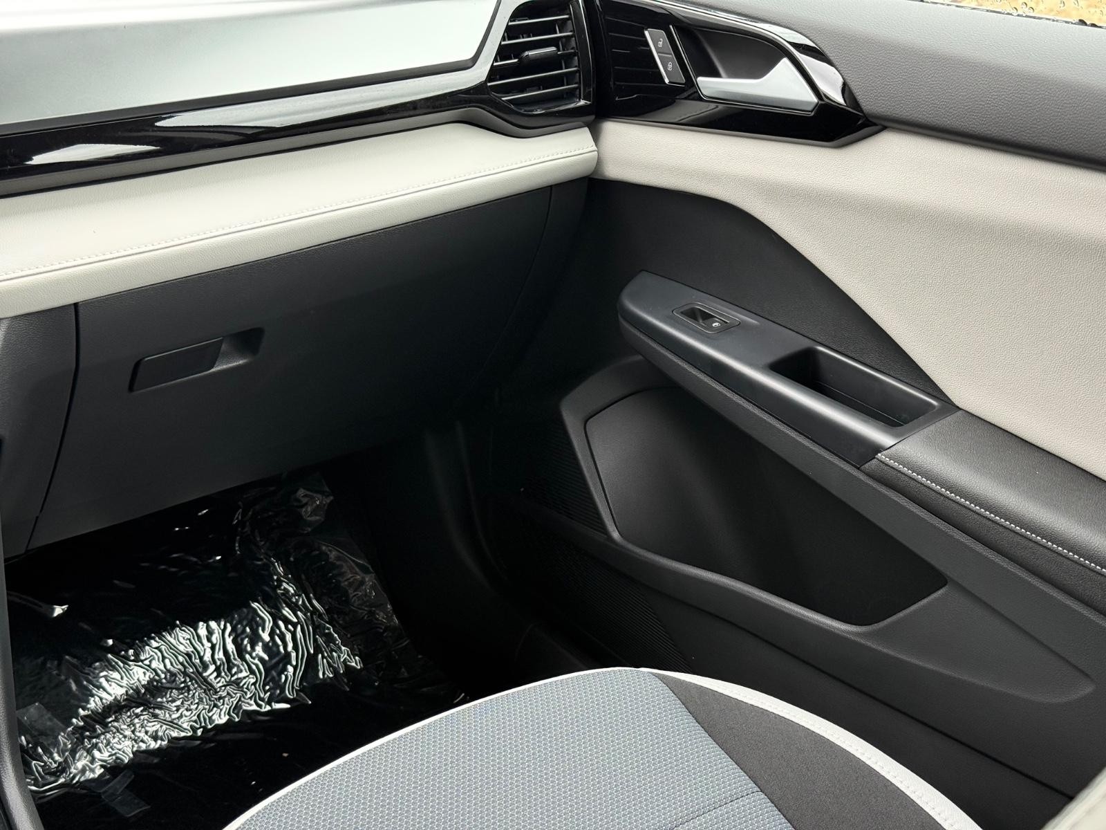 Volkswagen Taos Vehicle Image 10