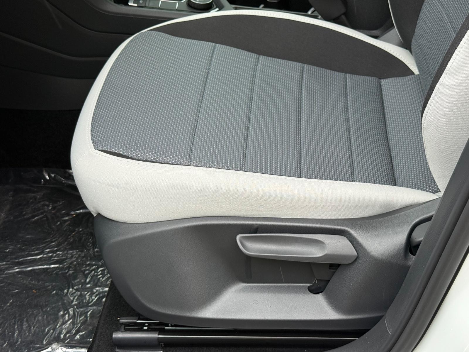 Volkswagen Taos Vehicle Image 16