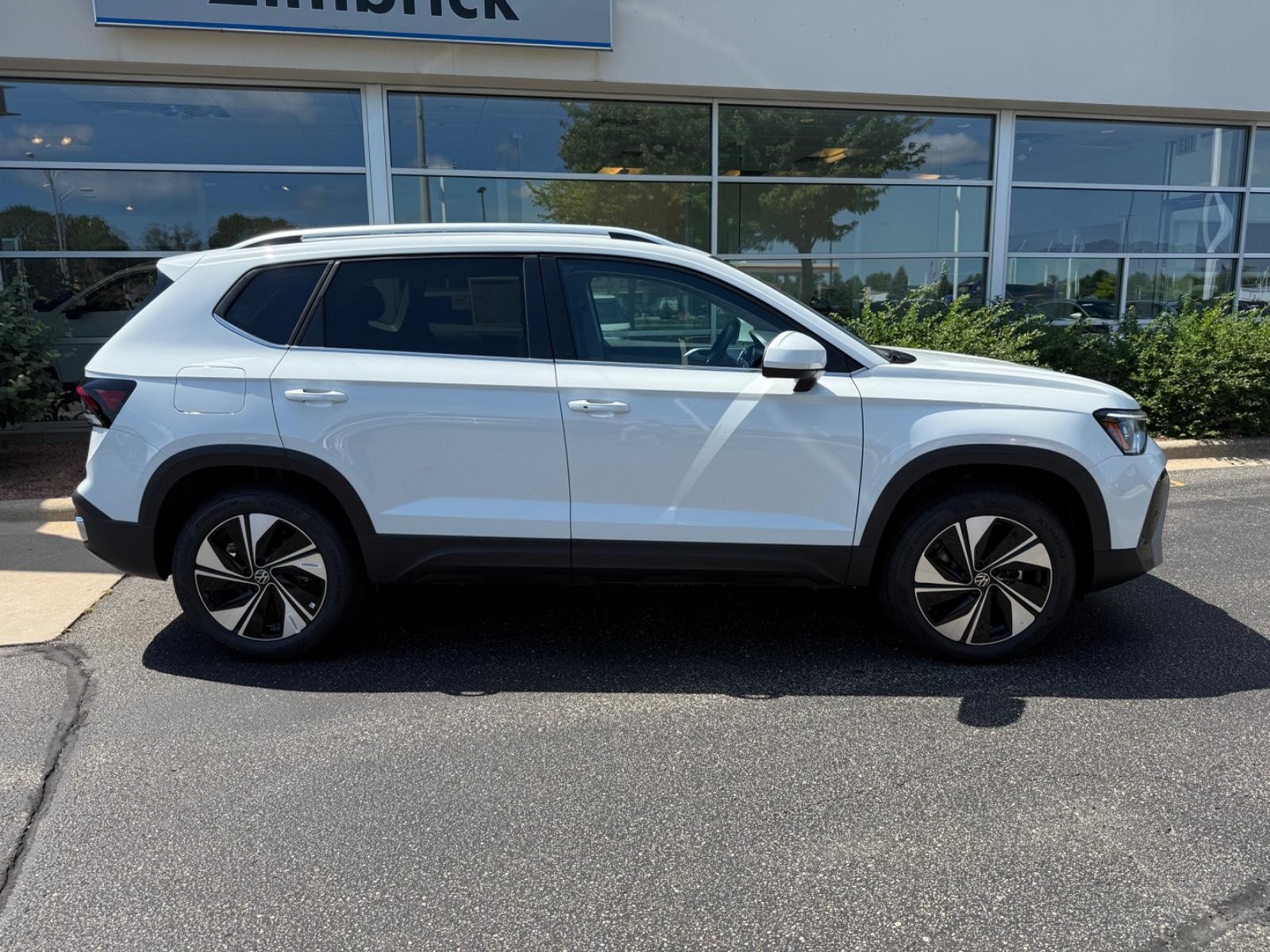 Volkswagen Taos Vehicle Image 02