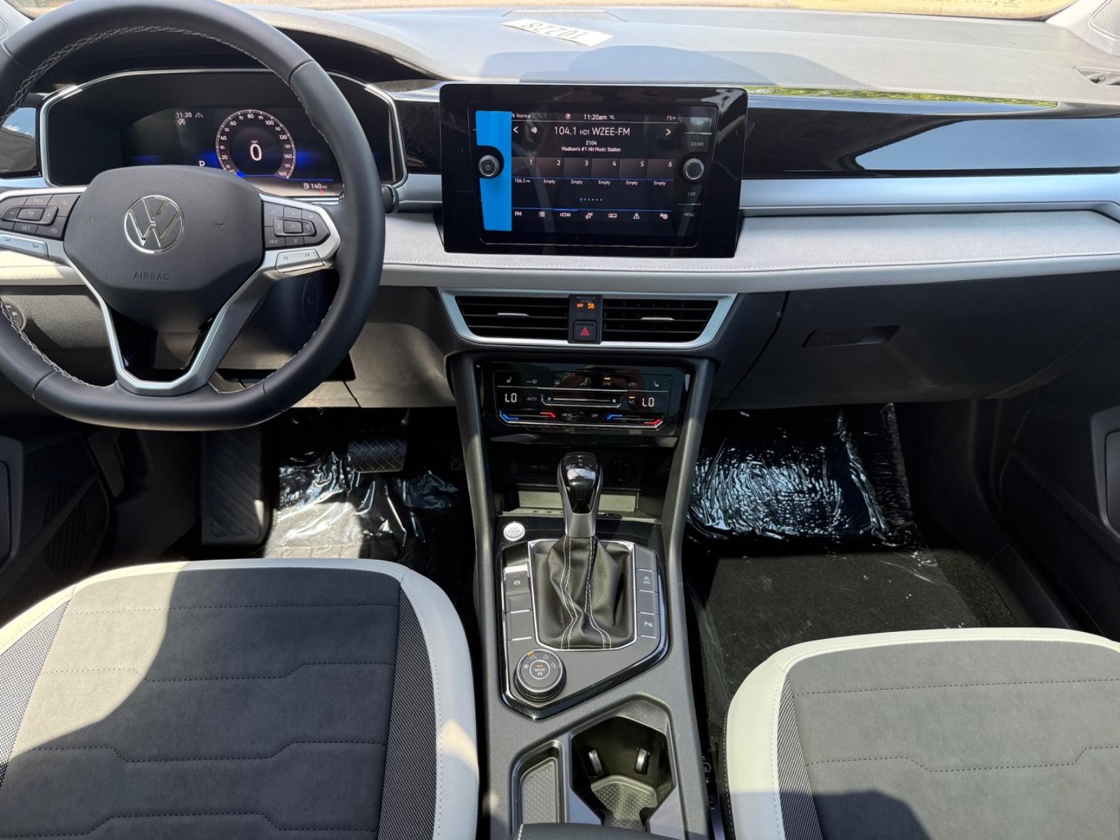 Volkswagen Taos Vehicle Image 06