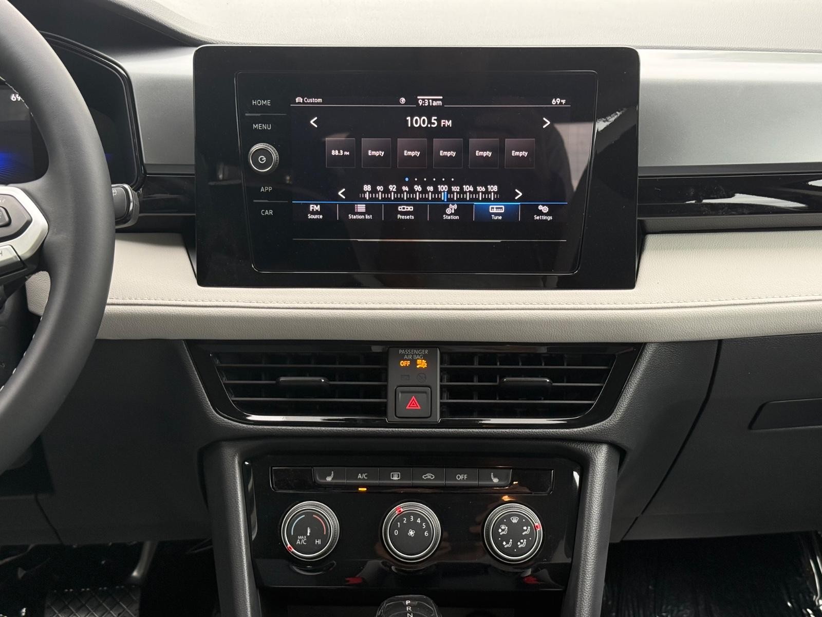 Volkswagen Taos Vehicle Image 07