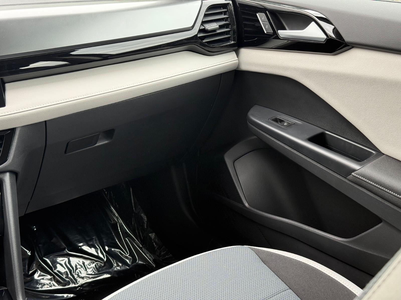 Volkswagen Taos Vehicle Image 10