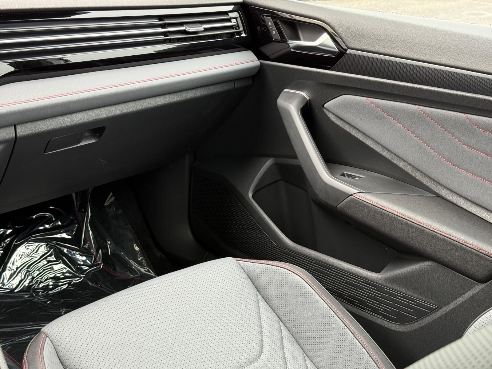 Volkswagen Jetta GLI Vehicle Image 10