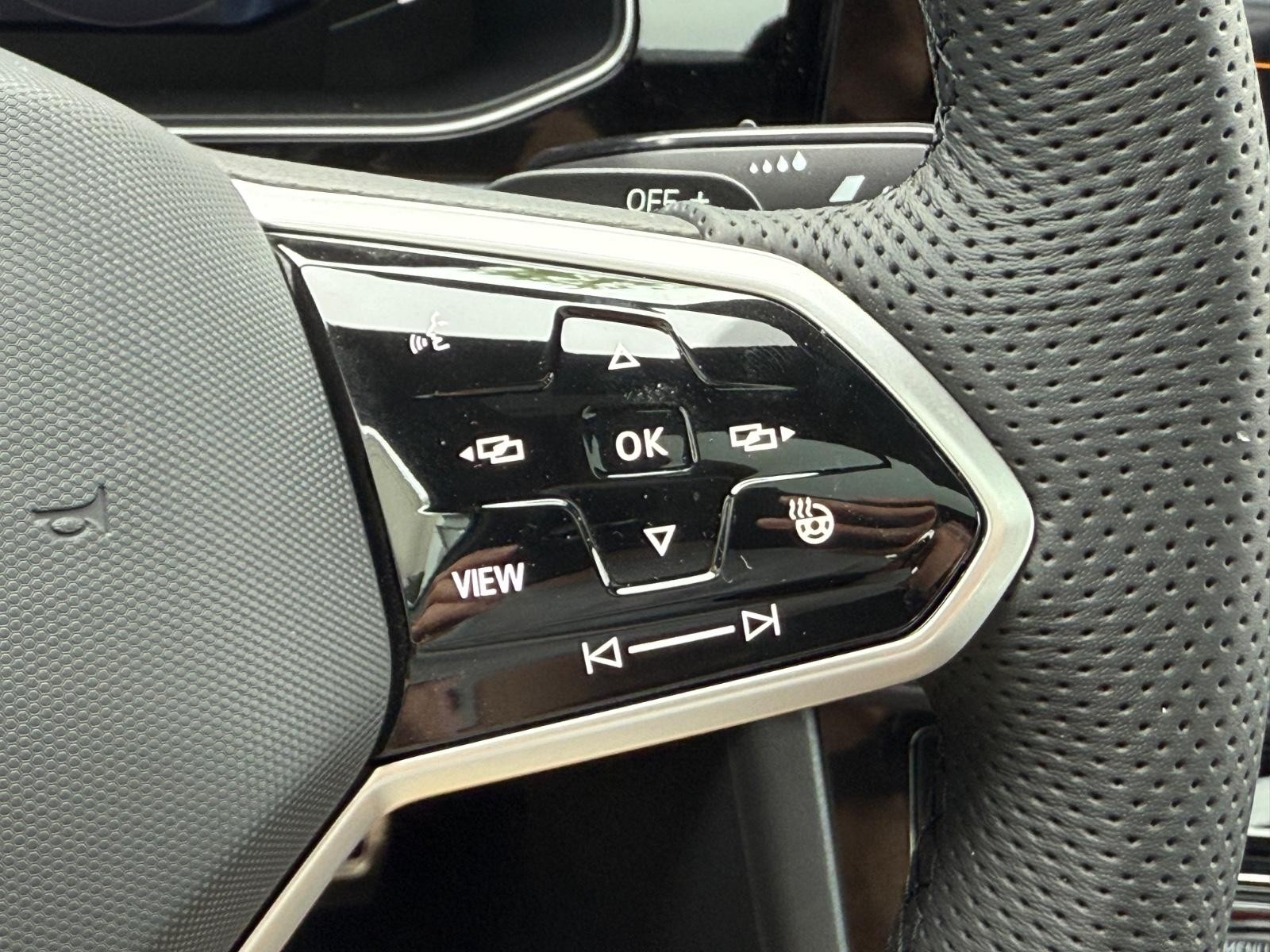 Volkswagen Jetta GLI Vehicle Image 12