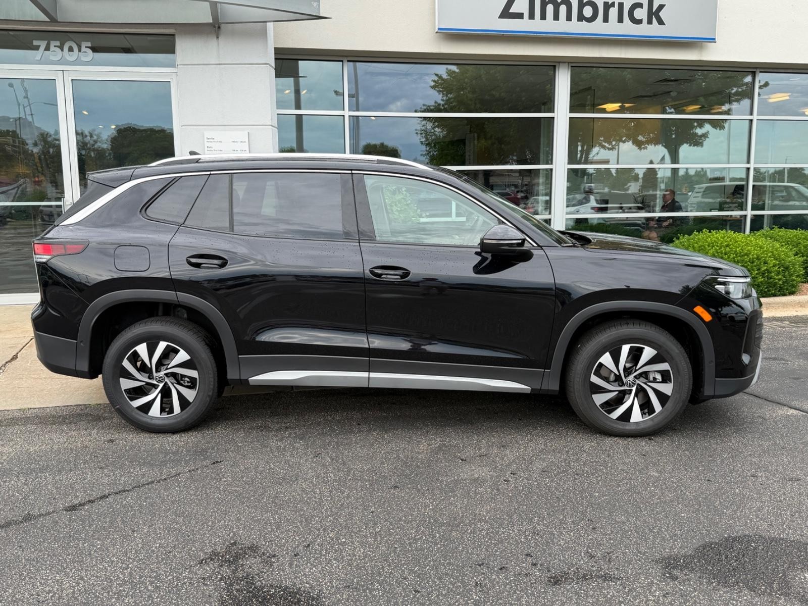 Volkswagen Tiguan Vehicle Image 02