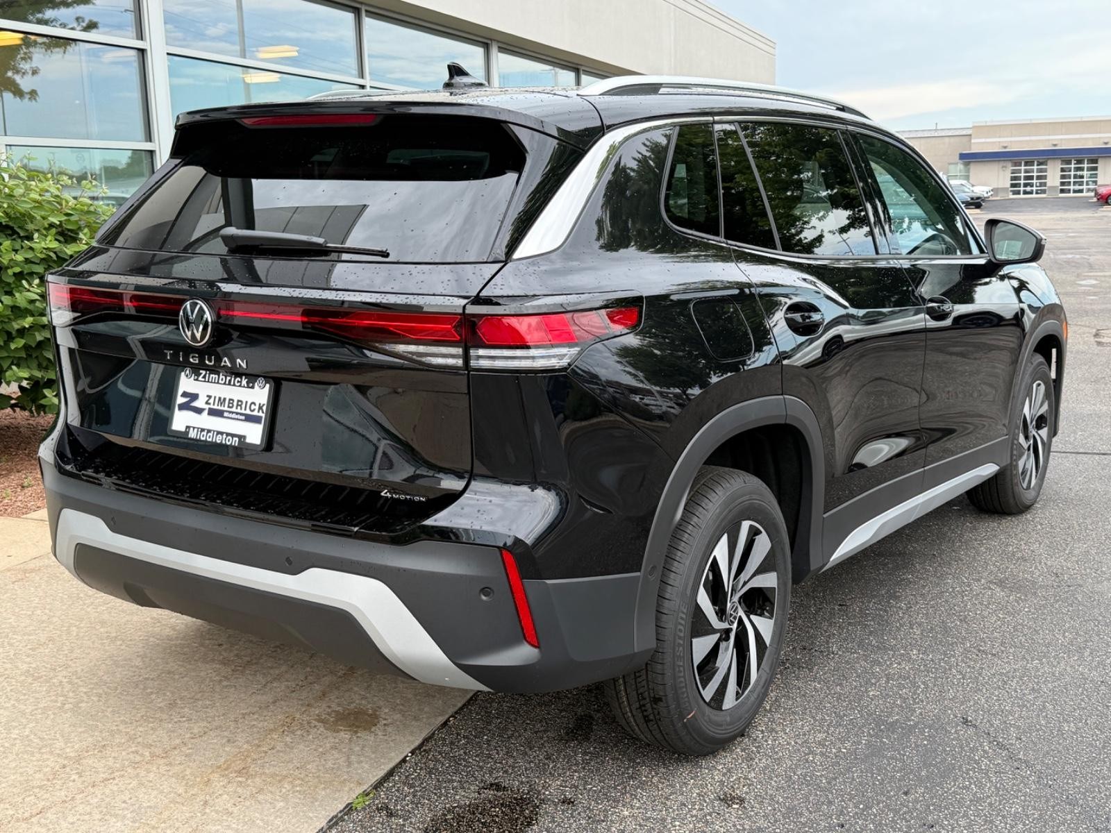 Volkswagen Tiguan Vehicle Image 03