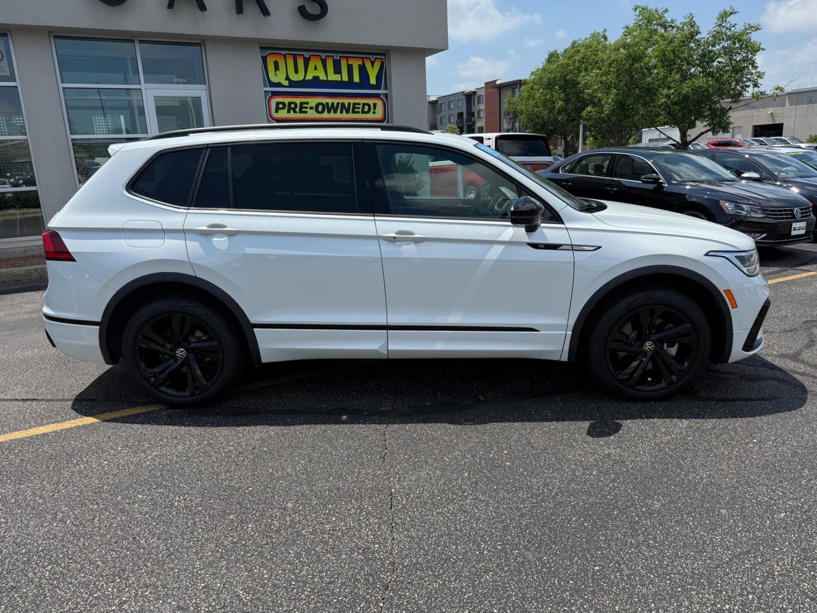 Volkswagen Tiguan Vehicle Image 02