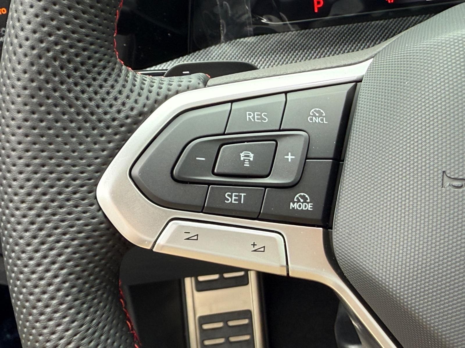 Volkswagen Golf GTI Vehicle Image 11