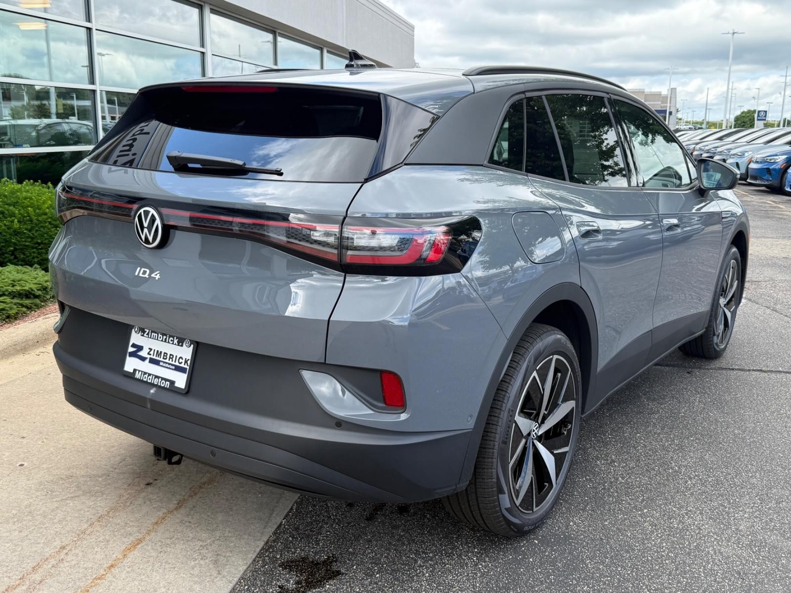 Volkswagen ID.4 Vehicle Image 03