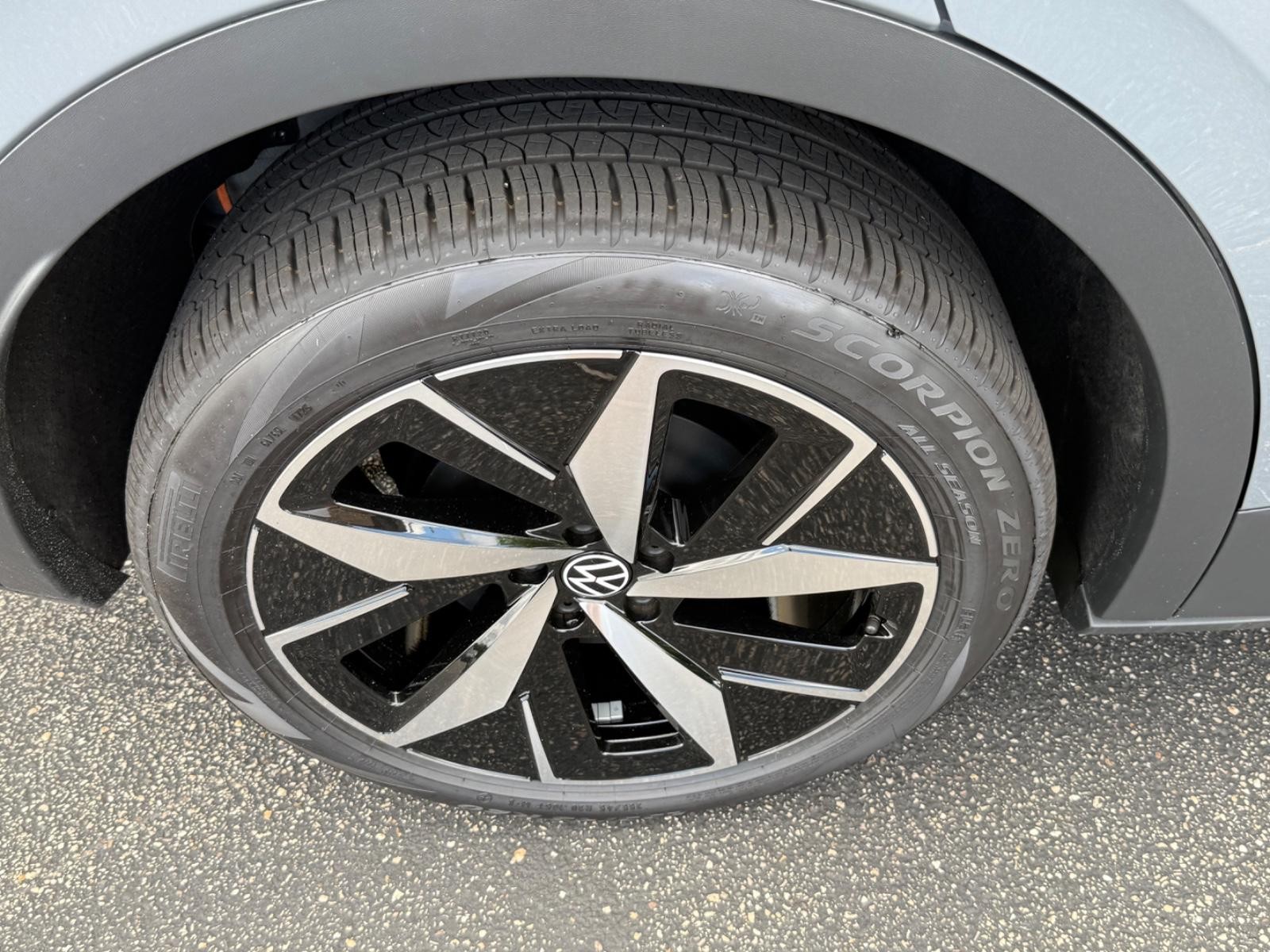 Volkswagen ID.4 Vehicle Image 04