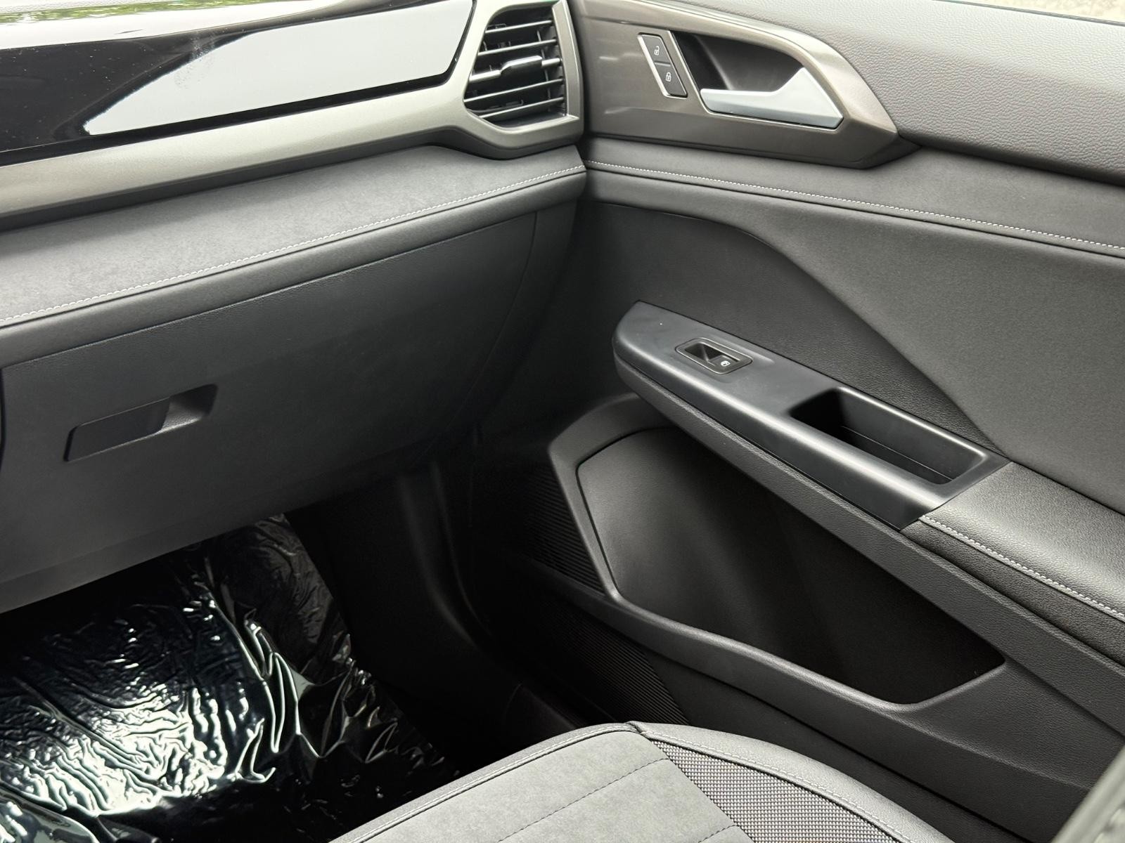 Volkswagen Taos Vehicle Image 10