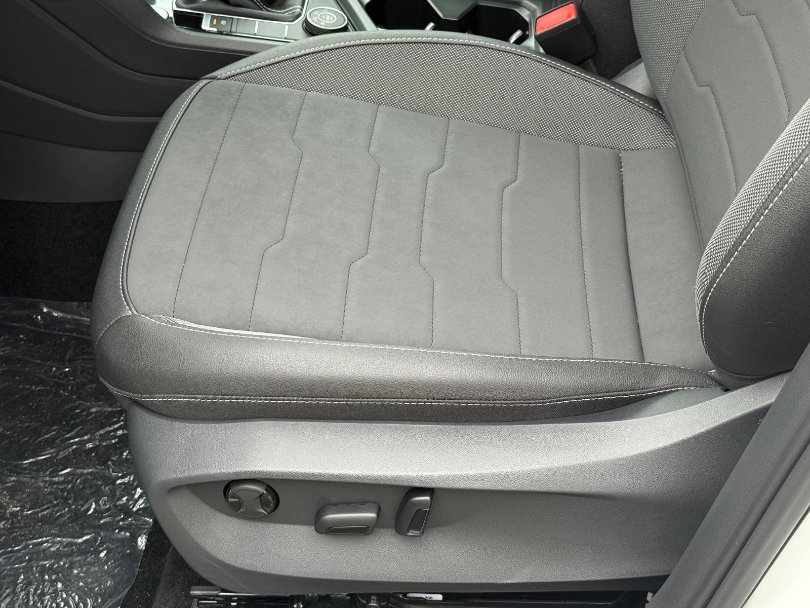 Volkswagen Taos Vehicle Image 16