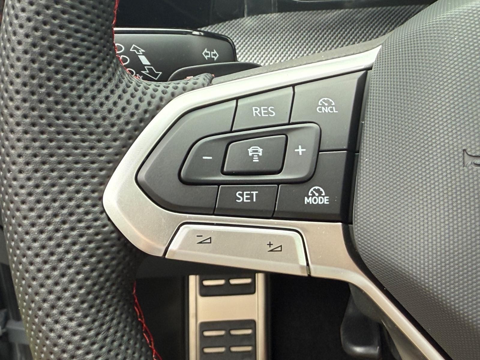 Volkswagen Golf GTI Vehicle Image 11