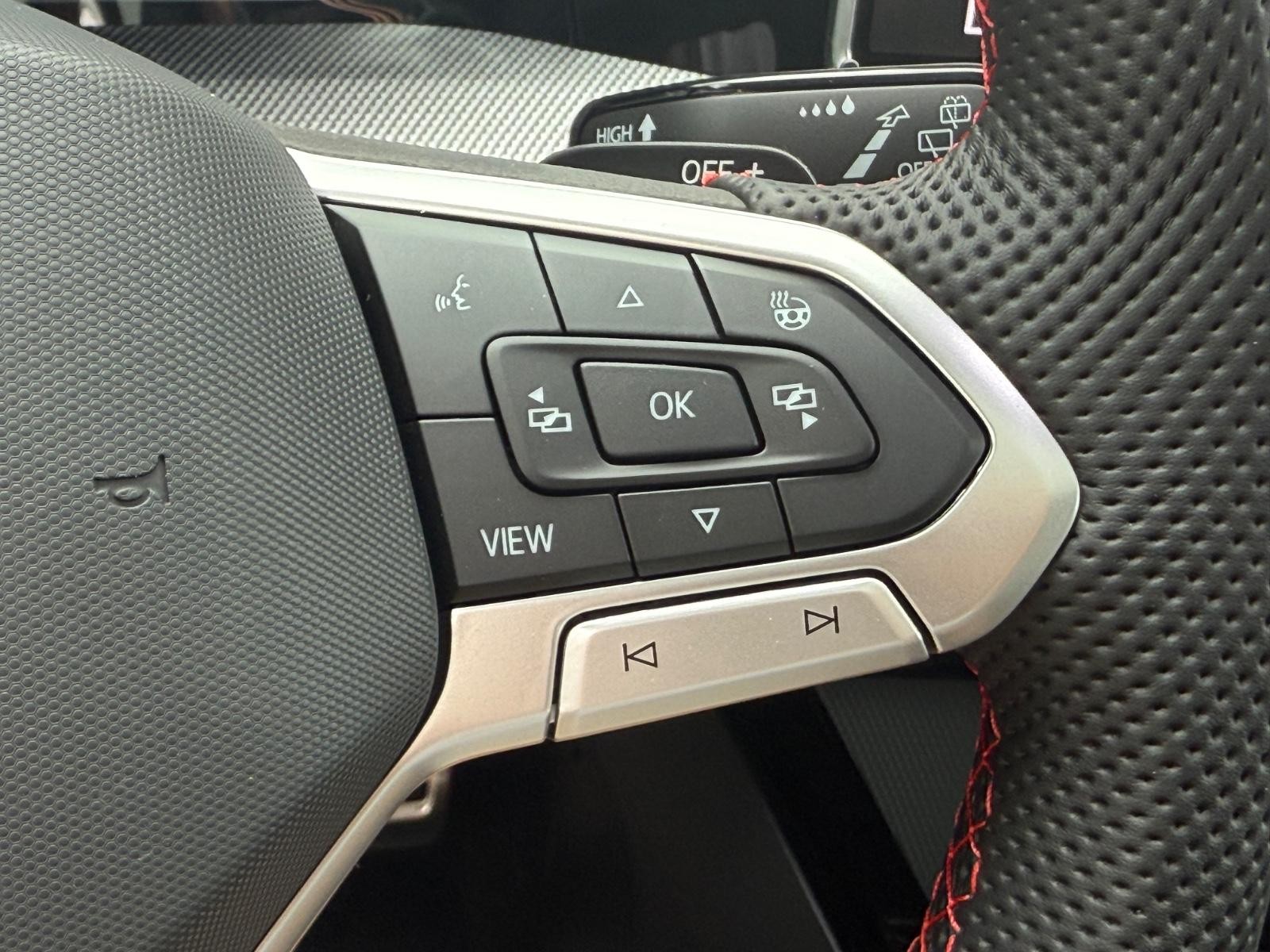 Volkswagen Golf GTI Vehicle Image 12